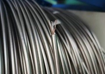 नवीनतम कंपनी समाचार खनिज अछूता केबल - खनिज अछूता के साथ तांबे के कोर और धातु आवरण जैसे तांबे आदि